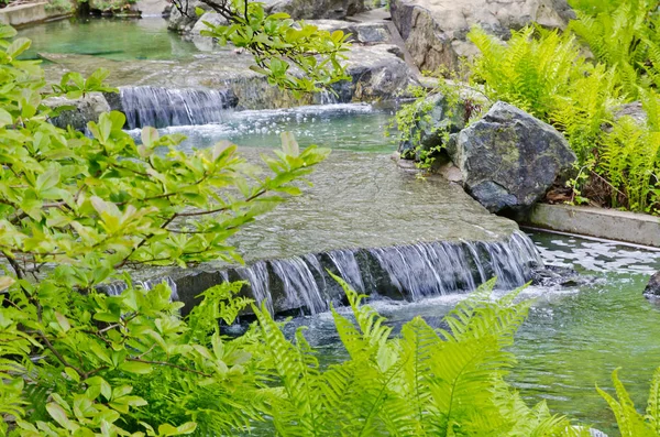 A cascata cai. Canadá . — Fotografia de Stock