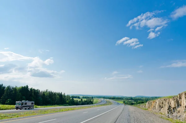 푸른 하늘 아래 고속도로 — 스톡 사진