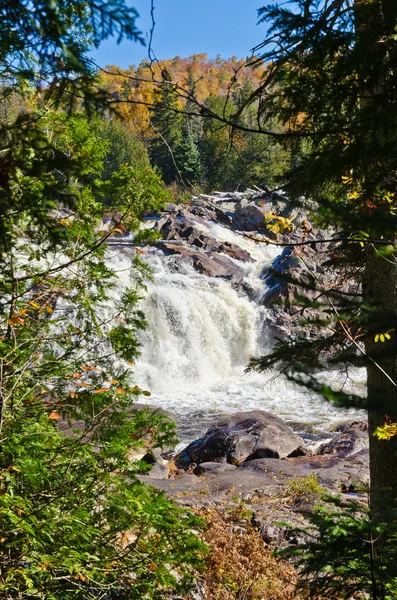 Eau en cascade sur les rochers — Photo