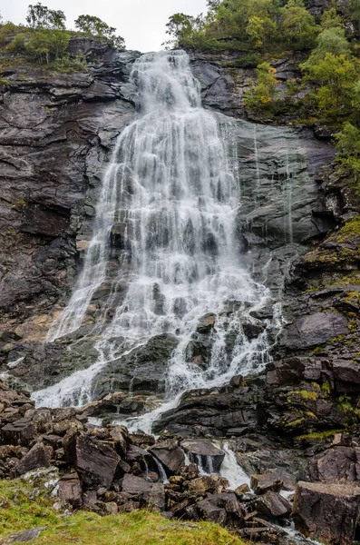 Cascata in Norvegia montagne — Foto Stock