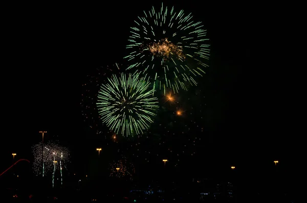 Fuegos artificiales en el cielo negro — Foto de Stock