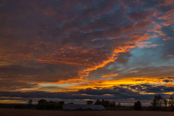 Sonnenuntergang und orangene Wolken — Stockfoto