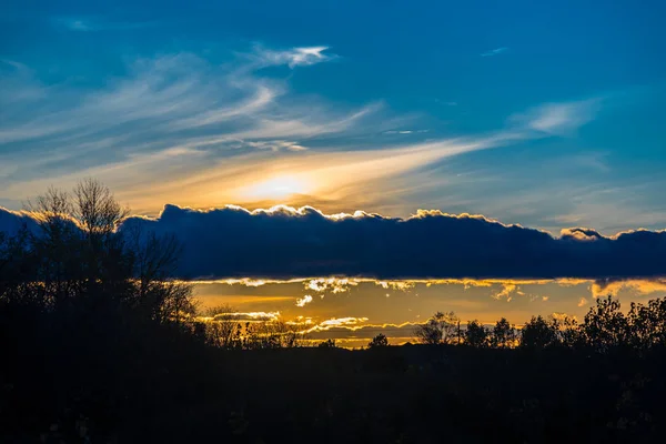 Dunkle Wolken am Himmel. — Stockfoto