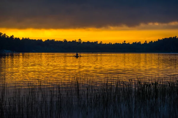 Matahari terbenam di atas danau hutan — Stok Foto