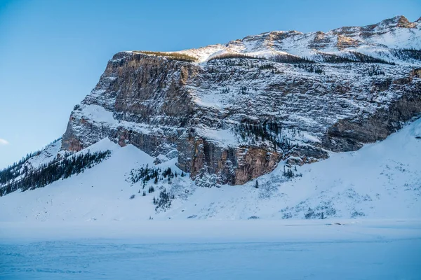 Montaña rocosa cerca del lago Louise — Foto de Stock