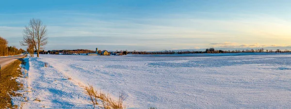 Campo di neve al tramonto — Foto Stock