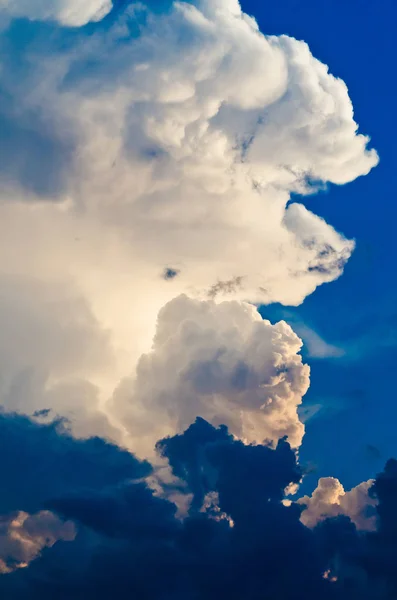 Bewolkte zonnige hemel — Stockfoto