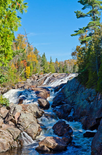 Каскадная вода над скалами
