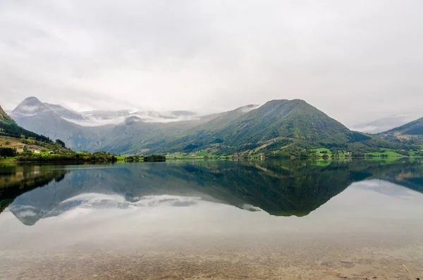 Riflessione in Norvegia fiordo — Foto Stock