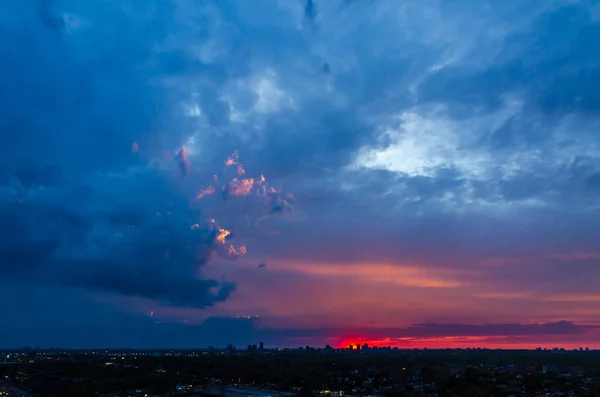 Закат и облака над Этобикоком — стоковое фото