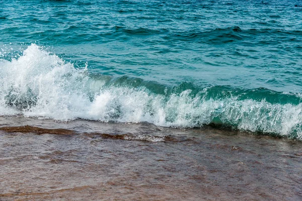 Surfa på pebble beach — Stockfoto