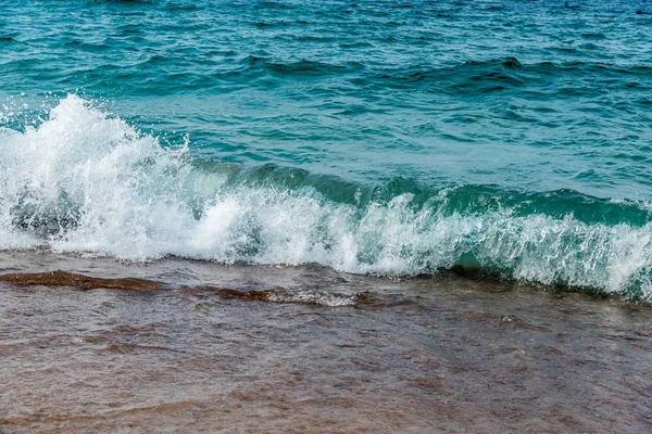 Surfen am Kieselstrand — Stockfoto