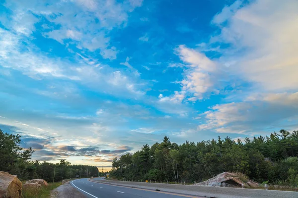 Захід сонця над транс Канади шосе — стокове фото