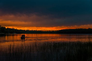 Yukarıda orman göl günbatımı