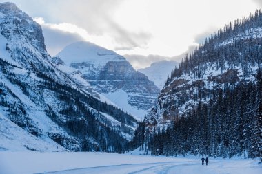 Rocky Mountain Lake Louise yakınındaki