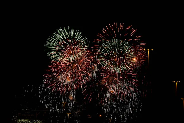 Fuegos artificiales sobre fondo negro — Foto de Stock