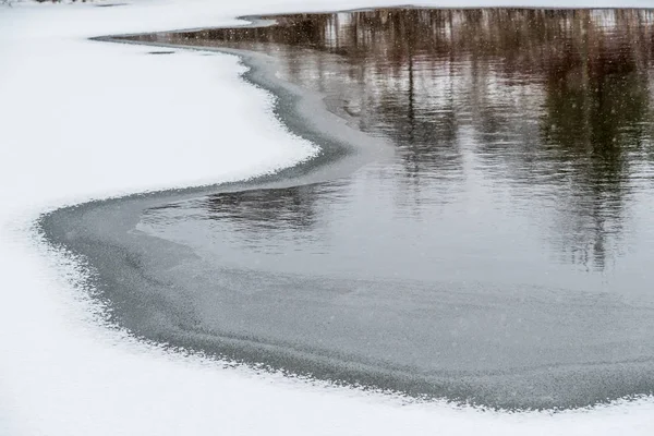 Замерзшее озеро в зимнее время — стоковое фото