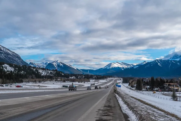 Klippiga bergen i vintertid — Stockfoto