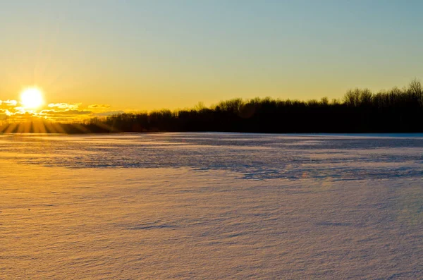 Sneeuwveld op moment van de avond — Stockfoto