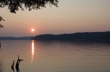 Algonquin Park Burnt Island Gölü'nde gün batımı
