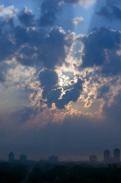 朝は曇りの暗い空 — ストック写真
