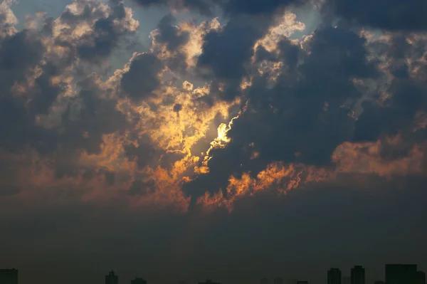 朝は曇りの暗い空 — ストック写真