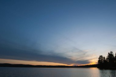 Algonquin Park 'taki Beyaz Alabalık Gölü' nde gün batımı
