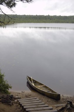 göl ve yağmurlu günde portage algonquin Park önce Kano