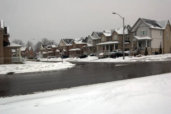 加拿大小镇道后雪秋天 — 图库照片