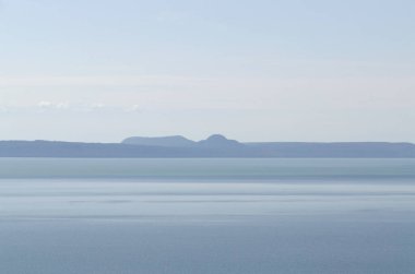 Yazın güneşli bir günde Superior Lake Island gökyüzü 