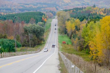 Merkez Ontario 'ya giden otoyol sonbahar günü