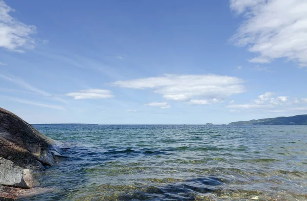 Πράσινο Και Μπλε Νερό Της Superior Lake Οντάριο Κάτω Από — Φωτογραφία Αρχείου