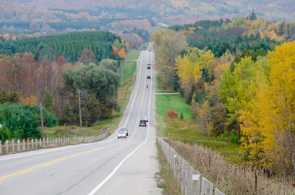 秋の日にオンタリオ州中央部を通る高速道路 — ストック写真