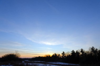 Oak Ridge Moraine 'de mavi gökyüzünde güzel kırmızı ve turuncu bulutlar