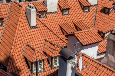 Prag şehir merkezi kırmızı kiremitli çatı manzaralı