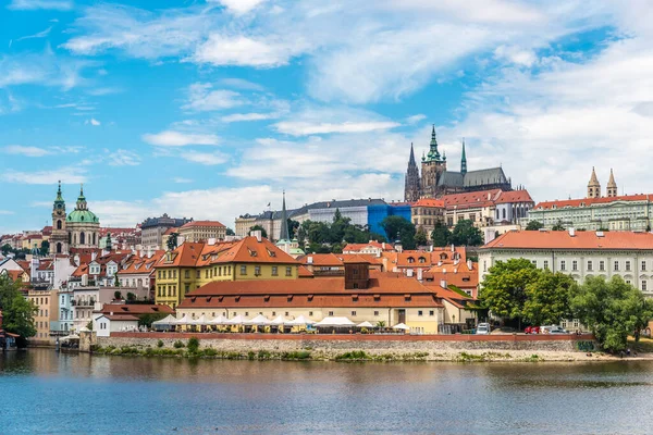 Pohled Prahu Malá Strana Vltava Létě — Stock fotografie