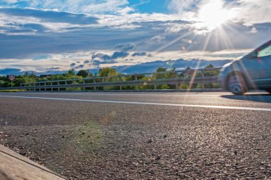 Güneş ve yolda araba