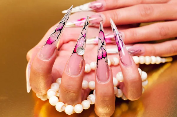 Sztuczne paznokcie i perły — Zdjęcie stockowe