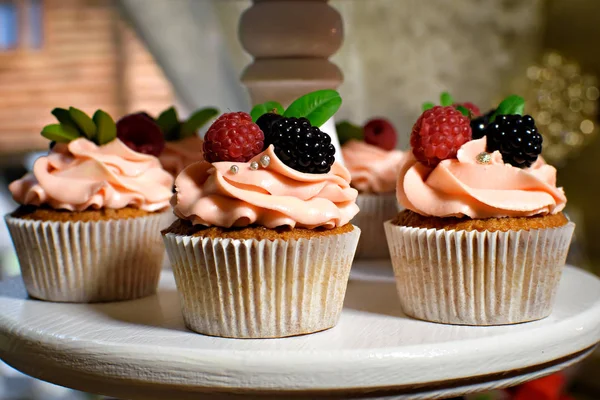 Cake with raspberries and blueberries — Stock Photo, Image