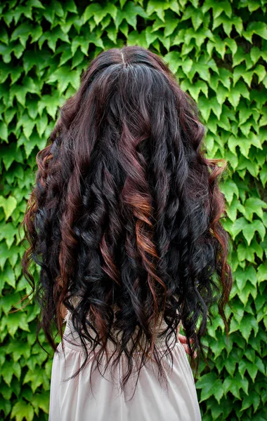 Retrato de uma menina ruiva por trás — Fotografia de Stock