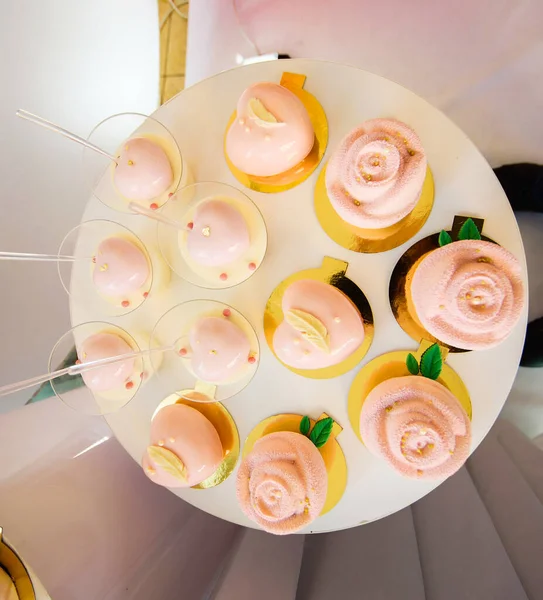 Bovenaanzicht Van Smakelijke Roze Witte Macarons Framboos Vanille Smaak — Stockfoto