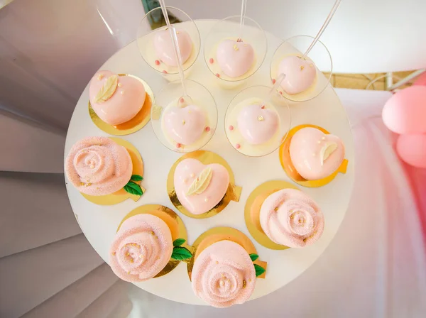 Bovenaanzicht Van Smakelijke Roze Witte Macarons Framboos Vanille Smaak — Stockfoto