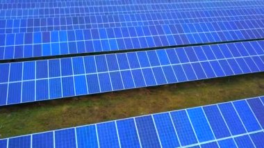 Yazın güneş enerjisi santrali. Sahada yenilikçi güneş pilleri var. Temiz enerji üretimi. Hava görünümü.