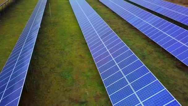 Zonnecentrale in de zomer. Innovatieve zonnebatterijen op het veld. Productie van schone energie. Luchtzicht. — Stockvideo