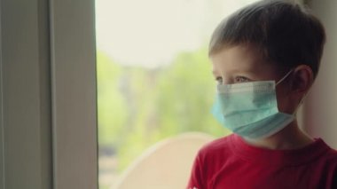 Evdeki karantinada tatlı sarışın çocuk. Bebek hastalıkla, ateşle ve güçlü öksürükle boğuşuyor. Koronavirüsün salgın kontrolü ve uygun enfeksiyon önleme. Çocuk öksürüyor