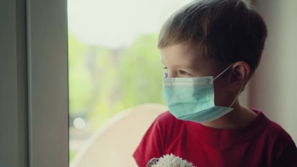Χαριτωμένο ξανθό αγόρι σε καραντίνα στο σπίτι. μωρό παλεύει με την ασθένεια, πυρετό και ισχυρό βήχα. Επιδημικός έλεγχος του κορωναϊού και σωστή πρόληψη των λοιμώξεων. Βήχας παιδιών — Αρχείο Βίντεο