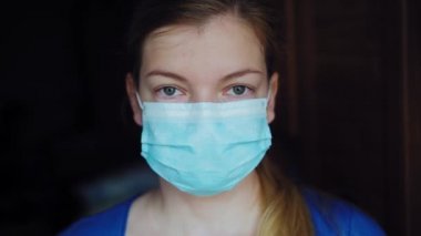 Tıp çalışanı portresi. Koruyucu maskeli kendine güvenen kadın doktor..