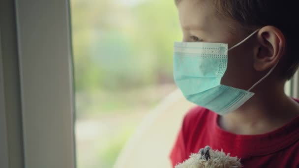 Triste Niño Enfermo Cuarentena Domiciliaria Niño Osito Peluche Tanto Máscaras — Vídeos de Stock