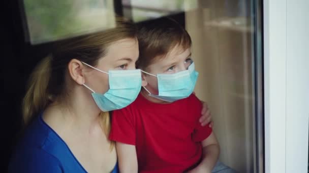 Coronavirus Madre Enferma Hijo Mirando Por Ventana Usando Máscara Protección — Vídeo de stock