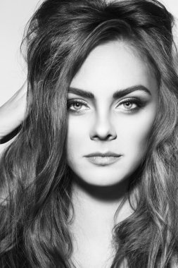 Kanatlı göz makyaj ile güzel kız